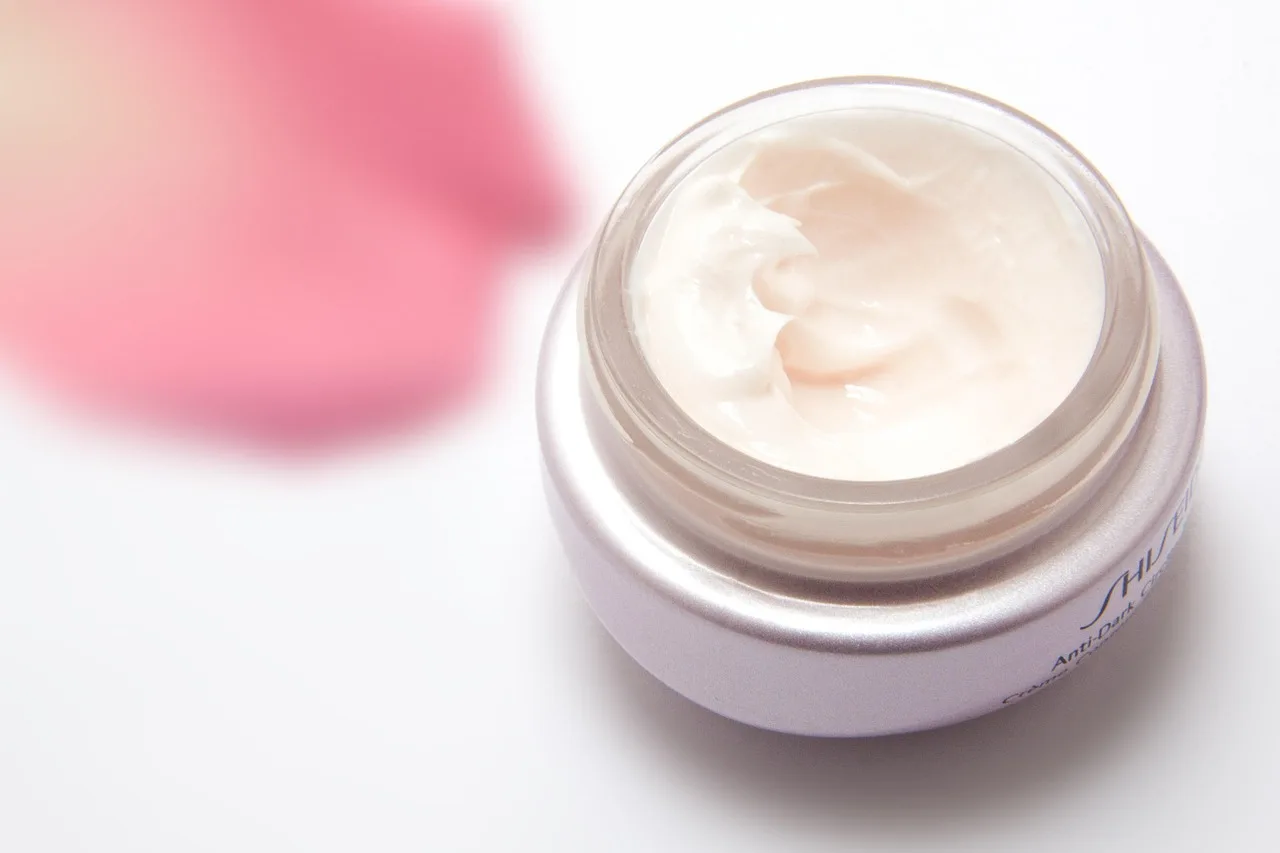 Crema anti-age Age Restart su un tavolo, con ingredienti naturali e dettagli della confezione ben visibili.