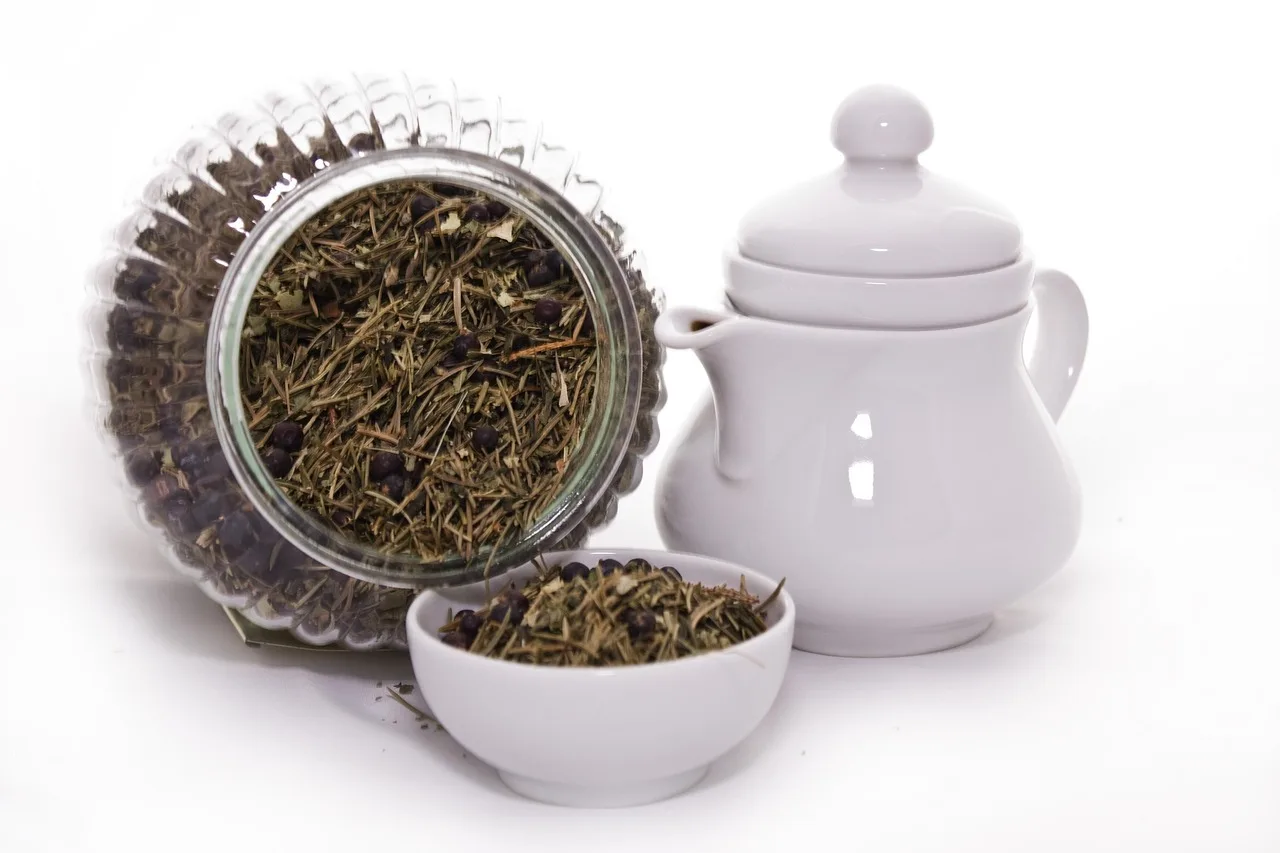 Tisana serale in una tazza, ingrediente per depurare il fegato grasso durante la notte.